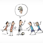 Un arbitre de foot siffle car l'un des joueurs a touché le ballon avec la main. Les joueurs contestent, mais l'arbitre ne change pas d'avis.