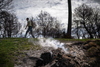 Fumée qui sort de la terre à cause d'un feu zombie qui brûle sous la terre.