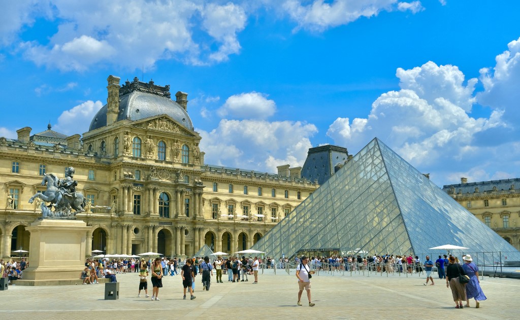 La grande pyramide du Louvre est le symbole du musée. Elle mesure 21 mètres de haut : c’est la taille d’un immeuble de 6 étages ! Elle se compose de 603 losanges et 70 triangles de verre. (© Fabien Olart / Hemis.fr / AFP)