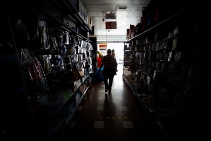 phot d'un supermarché plongé dans le noir. La seule lumière vient de l'extérieur.
