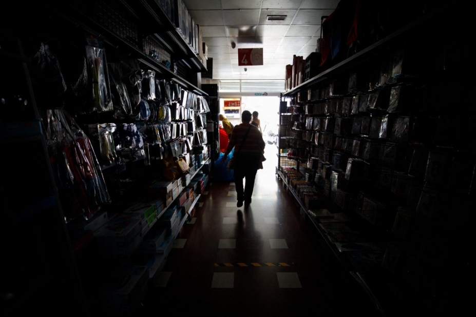 phot d'un supermarché plongé dans le noir. La seule lumière vient de l'extérieur.