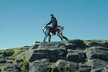 Photo de la moto avec quelqu'un dessus en pleine nature