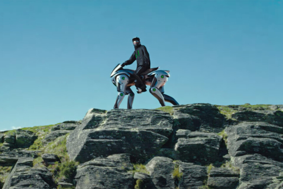Photo de la moto avec quelqu'un dessus en pleine nature