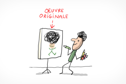 Un artiste dessine sur sa toile un autoportrait.