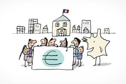 Des français tiennent ensemble un gros billet "euro". La carte de la France sourit à côté d'eux. En arrière-plan se trouve un bâtiment décoré du drapeau français.