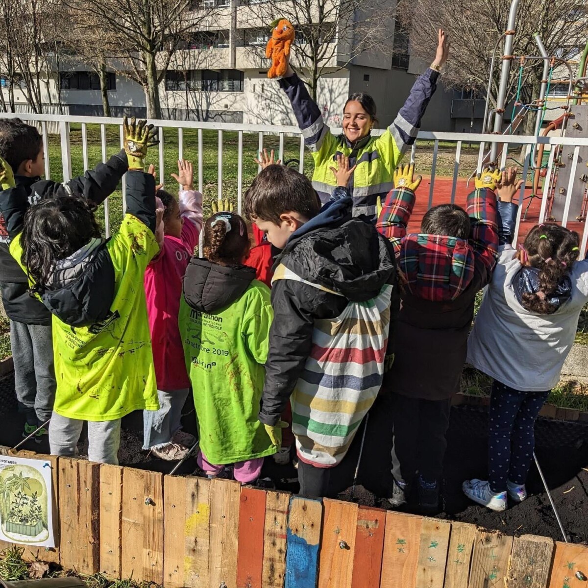 Enfant pendant l'atelier coup de pousse au jardin 