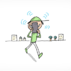 Un garçon est en train d'écrire sur son téléphone en souriant. Il est connecté à internet.