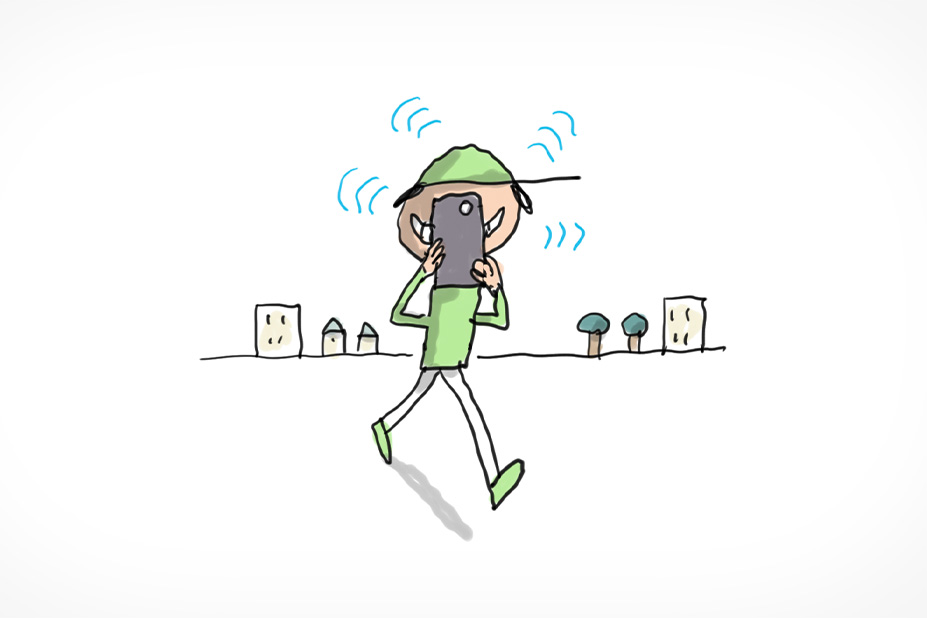 Un garçon est en train d'écrire sur son téléphone en souriant. Il est connecté à internet.