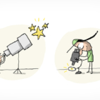 Un garçon observe le ciel à l'aide d'un télescope. À côté un garçon observe quelque chose de petit au microscope.