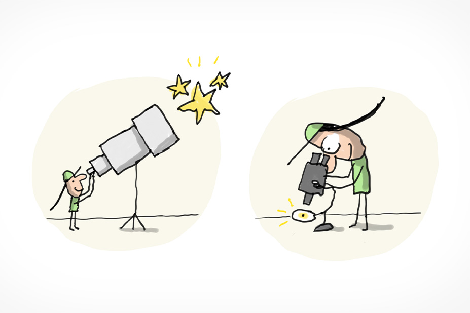 Un garçon observe le ciel à l'aide d'un télescope. À côté un garçon observe quelque chose de petit au microscope.