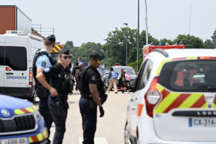 Photo montrant des gendarmes à proximité du collège où a eu lieu le drame.