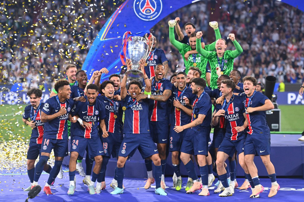 Photo montrant l'équipe célébrer sa coupe.