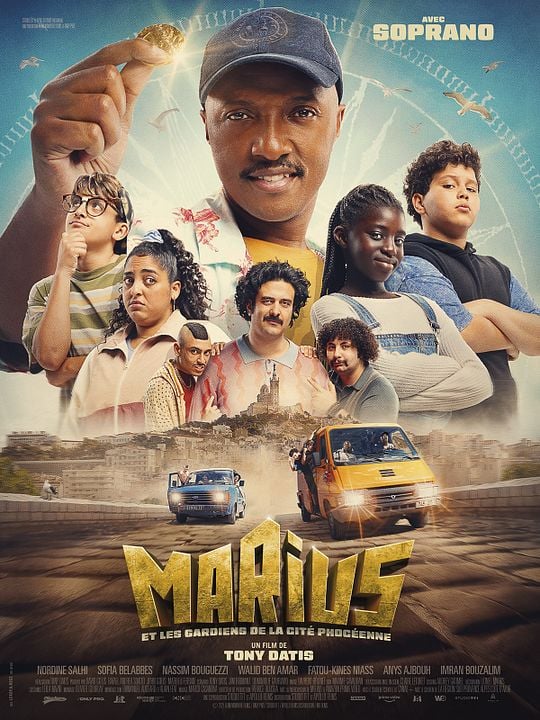 Affiche du film Marius et les Gardiens de la Cité Perdue avec Soprano. Un groupe de jeunes est visible en arrière-plan, tandis que deux véhicules en mouvement occupent le premier plan. Le titre du film apparaît en grandes lettres dorées en bas de l’affiche.