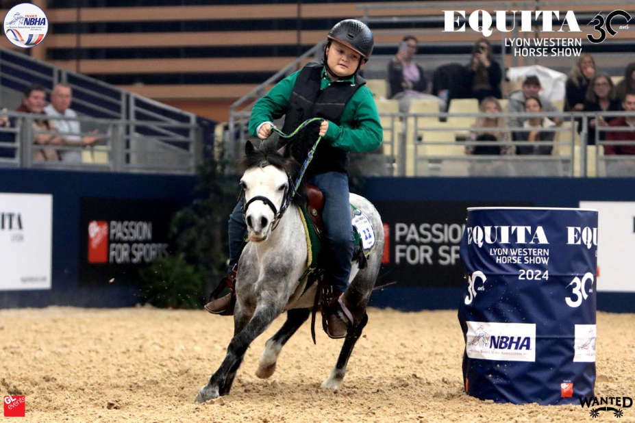 Stuart, sur son poney, en pleine épreuve : il tourne autour d'un tonneau. 