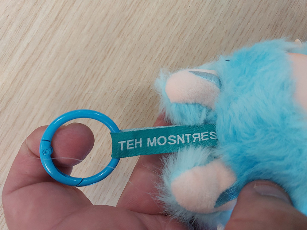 Étiquette d'une peluche Labubu contrefaite avec inscrit "TEH MOSNTRES"