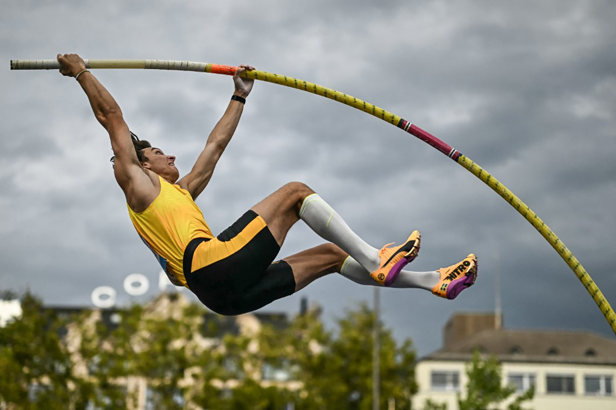 Photo d'Armand Duplantis en plein saut sur sa perche.