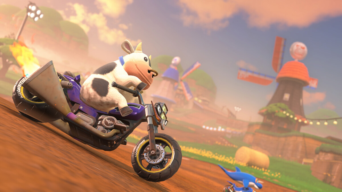La vache MeuhMauh sur une moto en pleine course