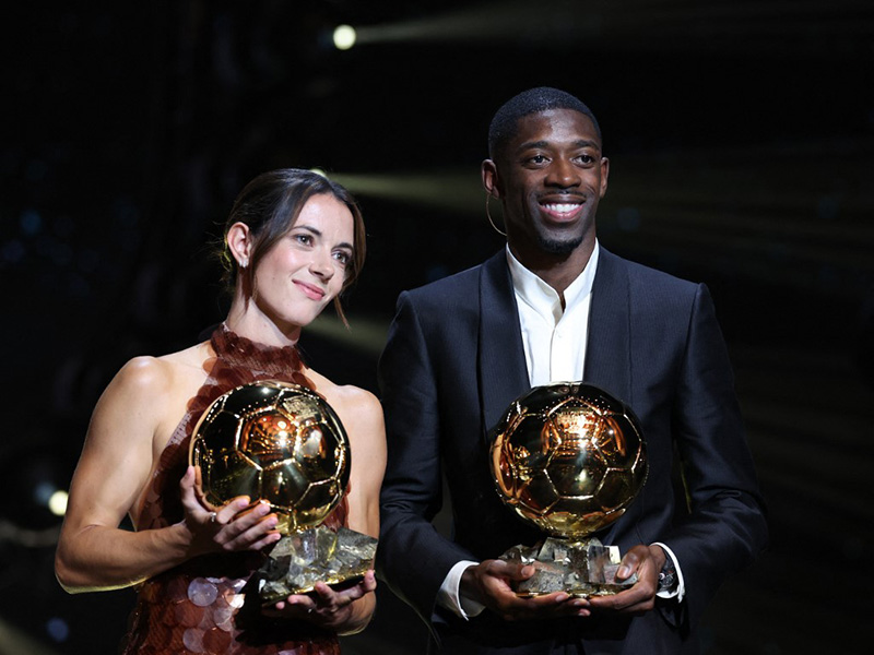 photos des deux gagnants du Ballon d'or, tenant leur trophée.