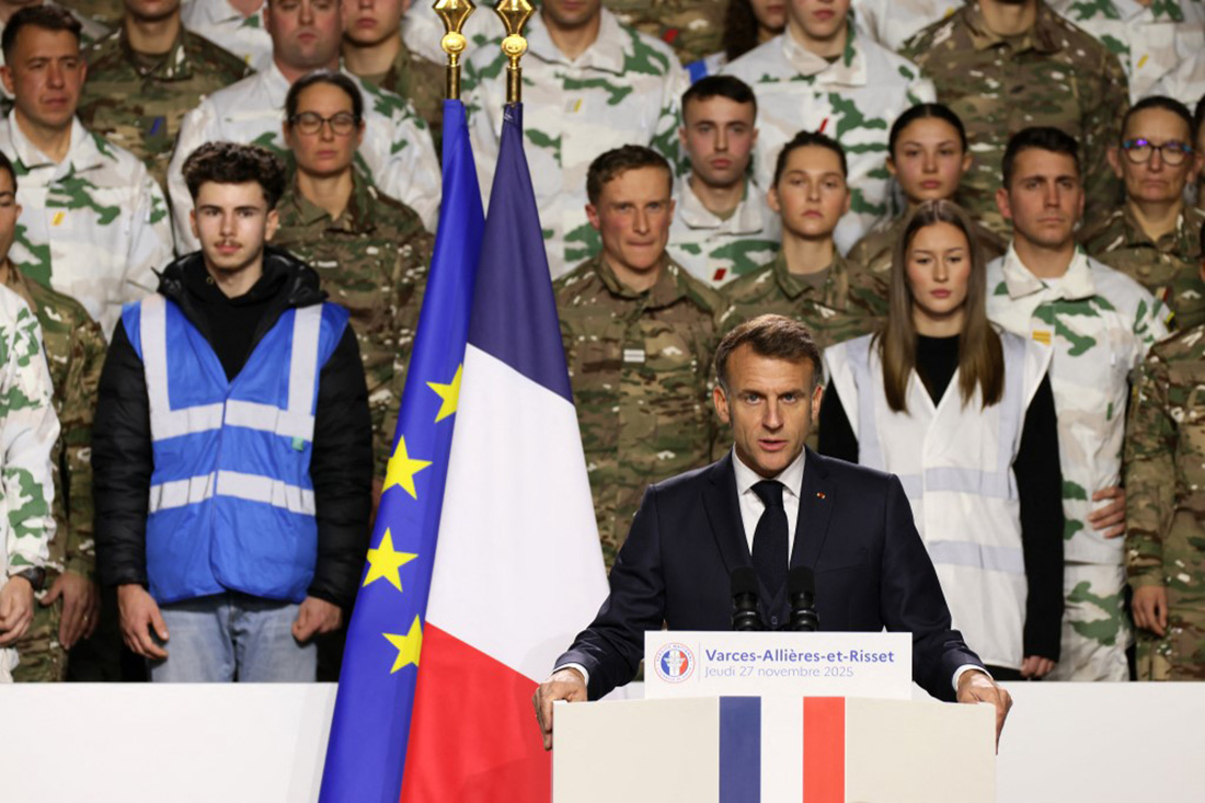 Photo de Macron annonçant la création du service national.