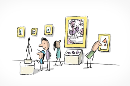 Des adultes et des enfants visitent un musée. Ils regardent des statues, des tableaux et des objets très anciens.