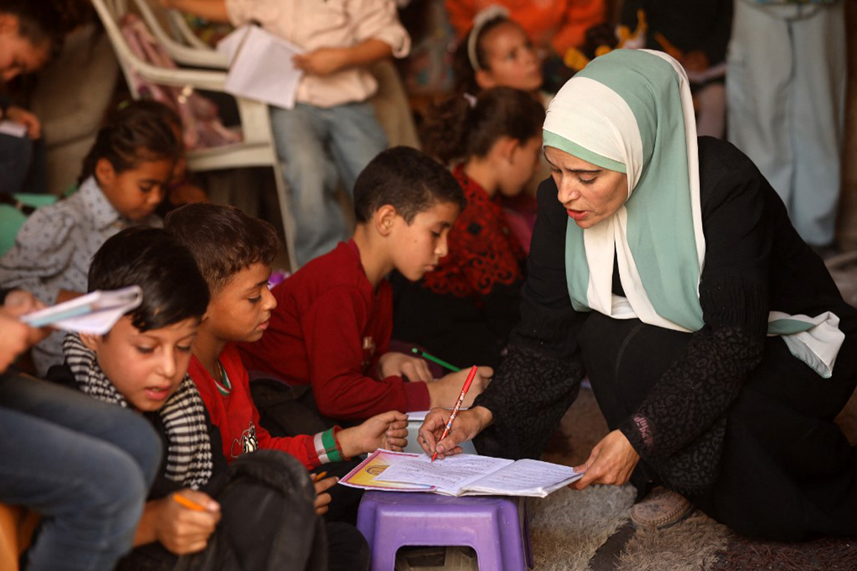 Le 5 novembre, dans la ville de Gaza, ces enfants assistent à un cours dans un vieux bâtiment transformé en école.