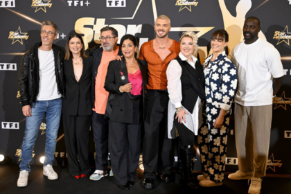 Voici l’équipe de professeurs de la Star Academy 2025. Papy est le 3e en partant de la gauche. Sais-tu que son vrai nom est Alain Degois ? On le surnomme Papy, car, quand il était enfant, il imitait très bien Papy Mougeot, un personnage créé par Coluche, un humoriste très connu dans les années 1980.