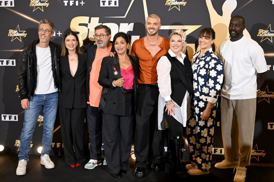 Voici l’équipe de professeurs de la Star Academy 2025. Papy est le 3e en partant de la gauche. Sais-tu que son vrai nom est Alain Degois ? On le surnomme Papy, car, quand il était enfant, il imitait très bien Papy Mougeot, un personnage créé par Coluche, un humoriste très connu dans les années 1980.