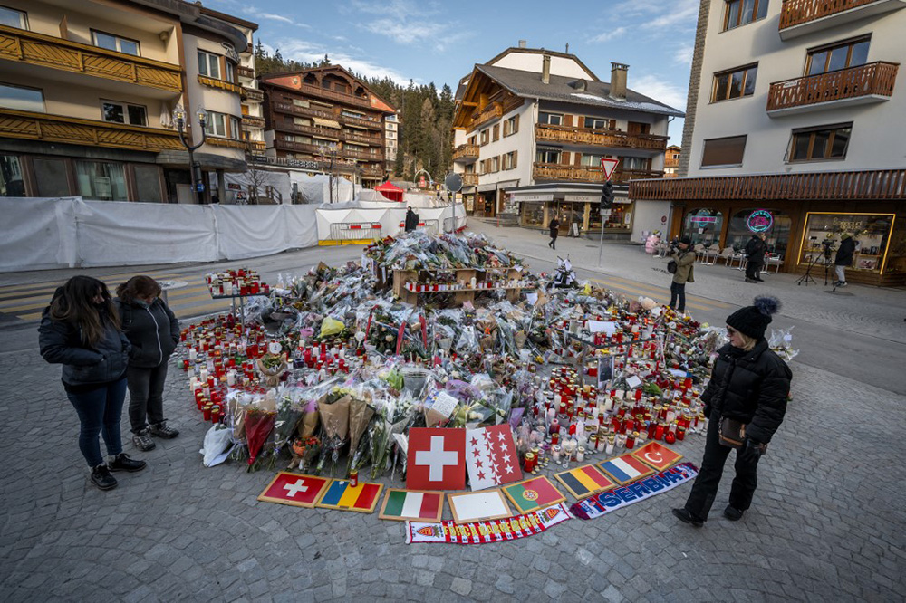 Près du bar où a eu lieu l'incendie, des bougies, des fleurs et des drapeaux ont été déposés en hommage aux victimes.