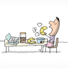 Un enfant prend son petit-déjeuner assis à table. Il s'apprête à croquer dans un croissant. Sur la table on voit un bol de chocolat chaud, une banane, un pot de cacao et une boite de sucre.